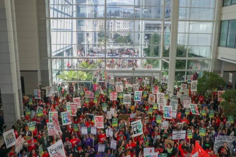 Picture of Oakland Unified School teachers on strike